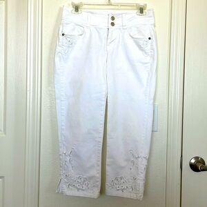 White detailed Capri pants by Noir size 2